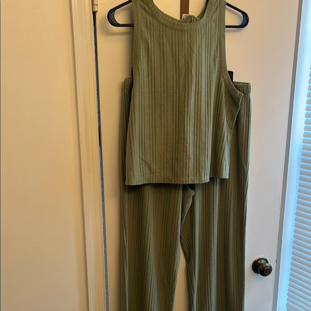 NWOT Yarn and Sea Olive Green Sleeveless pajama set size M